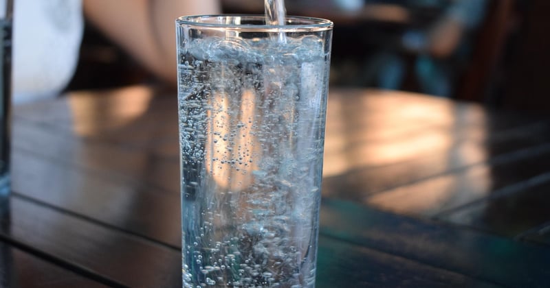 Voyager serein : eau potable à l'étranger, prévention et couverture santé